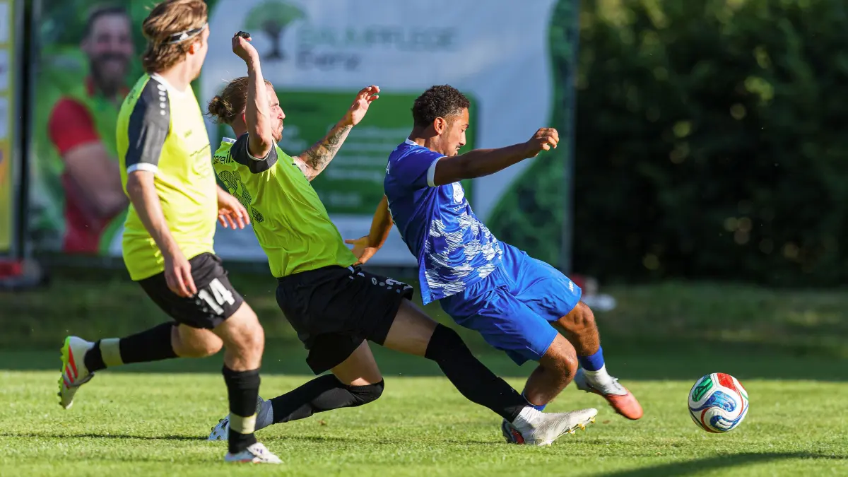 GZ-Pokal 2026: GZ-Pokal 2026; TSV Obere Fils - Croatia 2012 Geislingen;
Spieltag 1, Spiel 1;
Jaden Sinan Heller (Croatia 2012 Geislingen, #31) setzt sich gegen Leo Huszka (TSV Obere Fils, #31) durch und trifft zum 1:1;
24.07.2026; Wiesensteig.
Foto: Thomas Madel