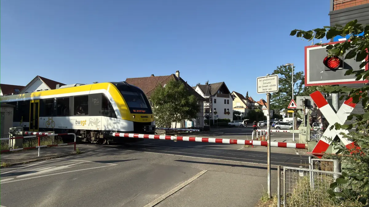 Tübingen Derendingen Regionalstadtbahn Bahnübergang Schranken Saiben