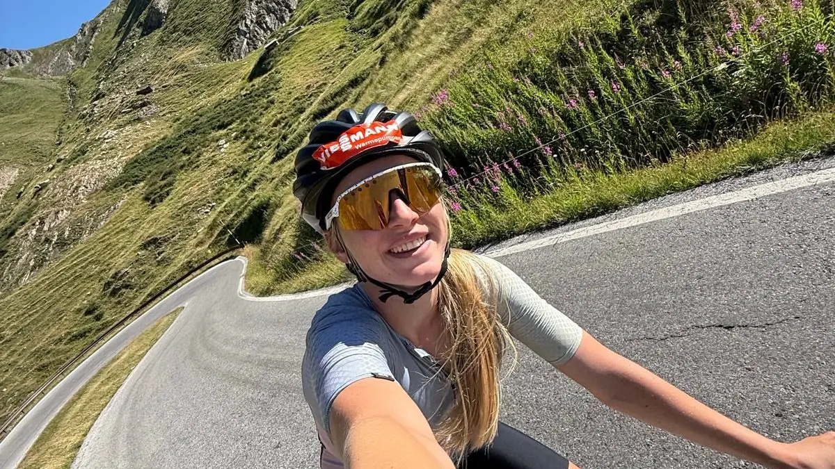 Selfie auf dem Rennrad: Julia Tannheimer ist gerade mit ihrer Familie in den Alpen unterwegs.