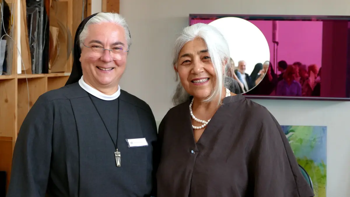 Warum eine muslimische Kuenstlerin fuer ein Frauenkloster arbeitet: Generaloberin Schwester Maria Hanna Loehlein (l.) und die Kuenstlerin Mahbuba Maqsoodi (r.) (Foto vom 20.07.2026). Die muslimische Kuenstlerin Mahbuba Maqsoodi gestaltet den neuen Ort der Stille im Kloster Reute. Die Generaloberin des Klosters sagt ueber die Deutsch-Afghanin: "Wir sind Schwestern im Herzen". (Siehe epd-Bericht vom 24.07.2026) *** Local Caption *** 00546026