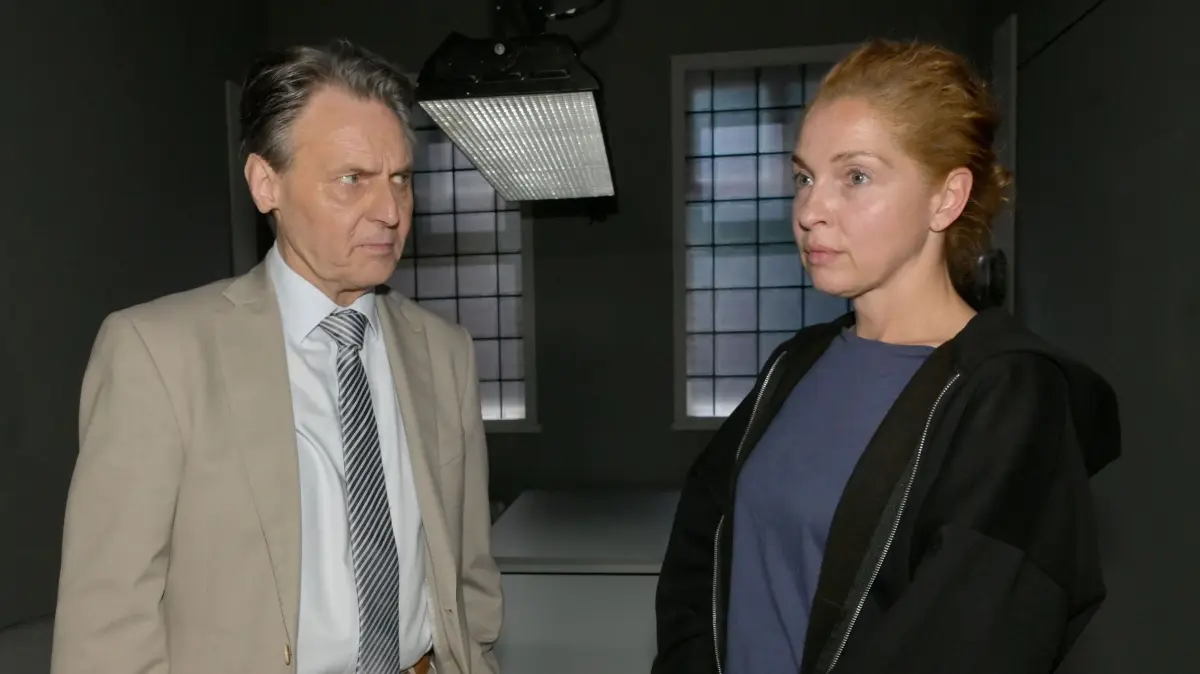 Jo Gerner (Wolfgang Bahro) bietet Nina (Maria Wedig) seine Hilfe an.