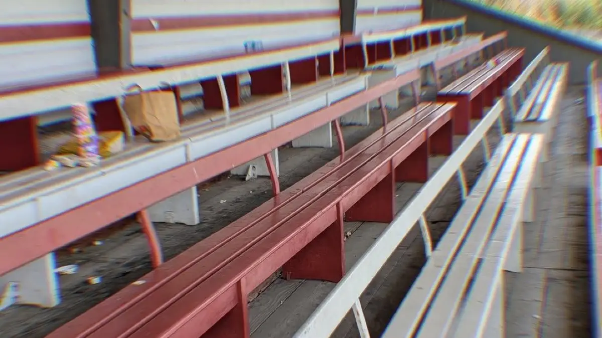 Ist das eine Tribüne oder eine Müllhalde? Der TSV ist nicht einverstanden mit dem Umgang mit seiner Sportstätte.