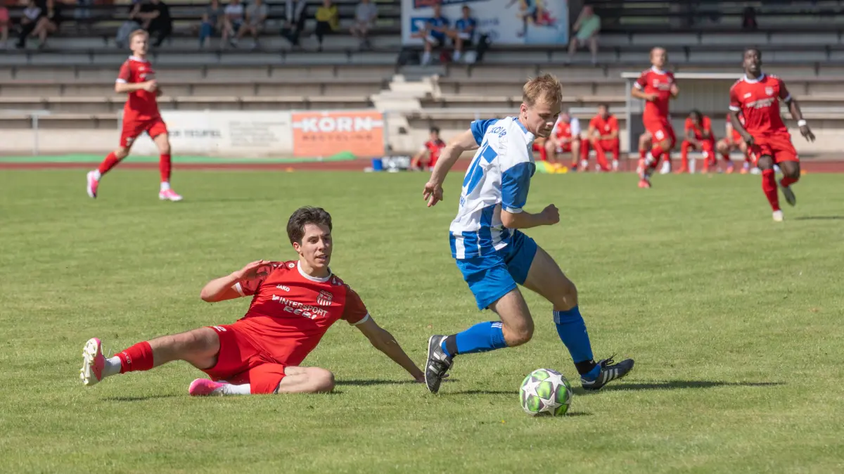 Stadtmeisterschaften Albstadt, FV RW Ebingen vs FC Albstadt II, Fussball, 25.07.2026: Gabriel Dos Santos, links (FVE) versucht Tom Thiel (FCA zu stoppen
Stadtmeisterschaften Albstadt, FV RW Ebingen vs FC Albstadt II, Fussball, 25.07.2026
Foto: Eibner-Pressefoto/Eky Eibner