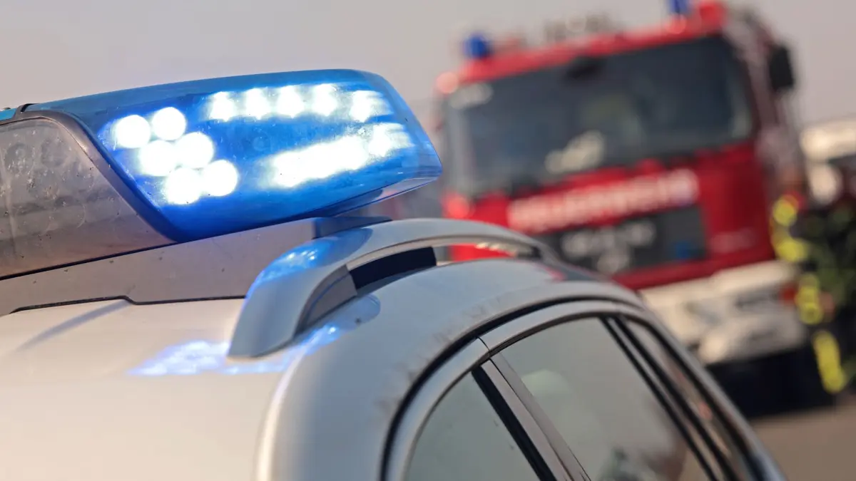 Polizei und Feuerwehr im Einsatz auf der Autobahn: ARCHIV - 10.03.2025, Sachsen-Anhalt, Ilsenburg: Einsatzkräfte von Feuerwehr und Polizei sind nach dem Auffahrunfall zweier Lastwagen auf der Autobahn A36 im Einsatz. (zu dpa: «Auto brennt auf A38 – Fahrtrichtung Göttingen gesperrt») Foto: Matthias Bein/dpa +++ dpa-Bildfunk +++