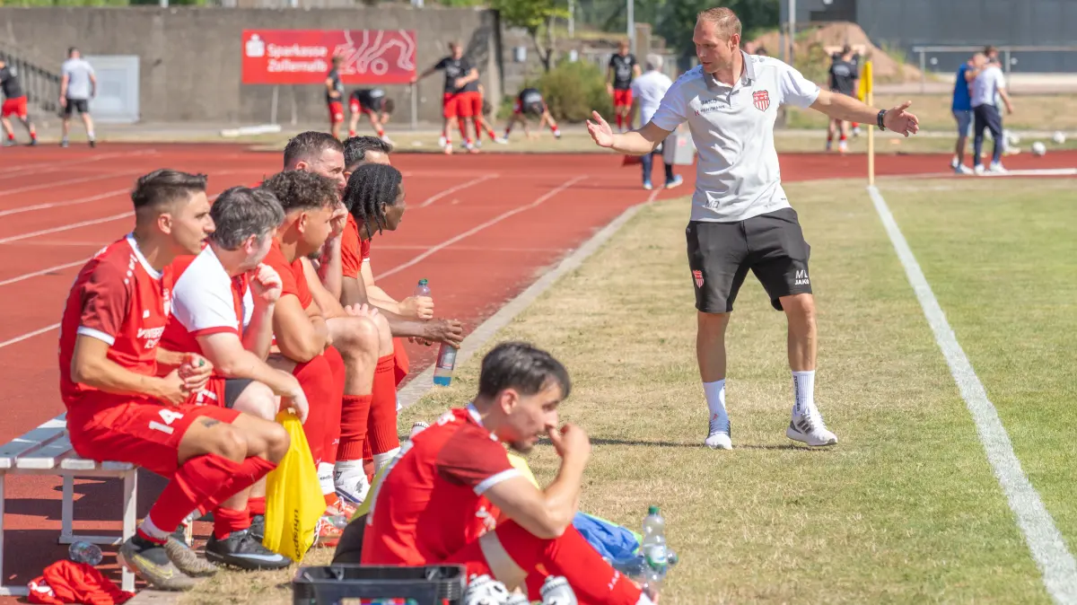 Stadtmeisterschaften Albstadt, FV RW Ebingen vs FC Albstadt II, Fussball, 25.07.2026: Die Mannschaft vor dem Spiel mit Trainer
Stadtmeisterschaften Albstadt, FV RW Ebingen vs FC Albstadt II, Fussball, 25.07.2026
Foto: Eibner-Pressefoto/Eky Eibner