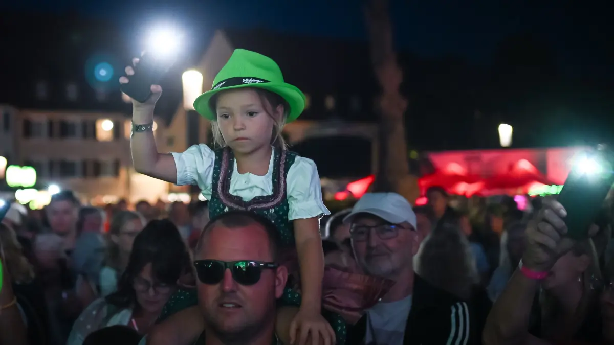 Freudenstadt 24.07.2026
Schwarzwald Air
Open-Air-Festival auf dem Marktplatz:
Uebersicht, Lynn aus Oberiflingen auf den Schultern ihres Papas, Zuschauer, Fans machen Stimmung, Hauptact, DJ Oetzi mit Band
FOTO: Pressefoto ULMER / Markus Ulmer
xxNOxMODELxRELEASExx