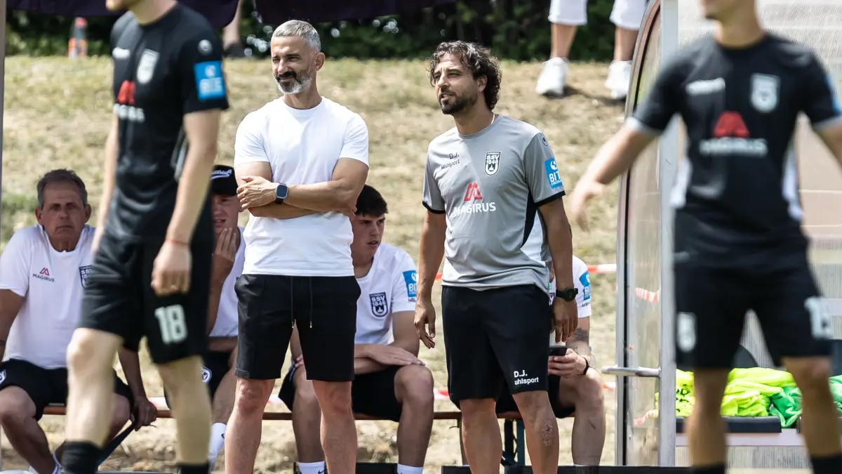 SSV Ulm 1846 Fußball vs VfB Stuttgart II, Fussball, Freundschaftsspiel, Sportplatz Jungingen 25.07.26: v.l. Murat Isik (SSV Ulm 1846 Fußball, Sportdirektor), Daniel Jungwirth (SSV Ulm 1846 Fußball, Cheftrainer)
SSV Ulm 1846 Fußball vs VfB Stuttgart II, Fussball, Freundschaftsspiel, Sportplatz Jungingen 25.07.26
Foto: Eibner-Pressefoto/Lucca Fundel