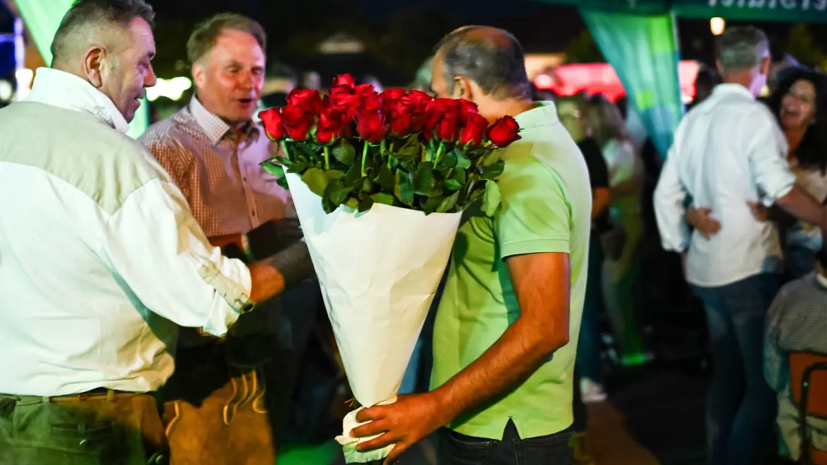 Freudenstadt 24.07.2026
Schwarzwald Air
Open-Air-Festival auf dem Marktplatz:
Ein Rosenverkaefer am Rande des Hauptact, DJ Oetzi
FOTO: Pressefoto ULMER / Markus Ulmer
xxNOxMODELxRELEASExx