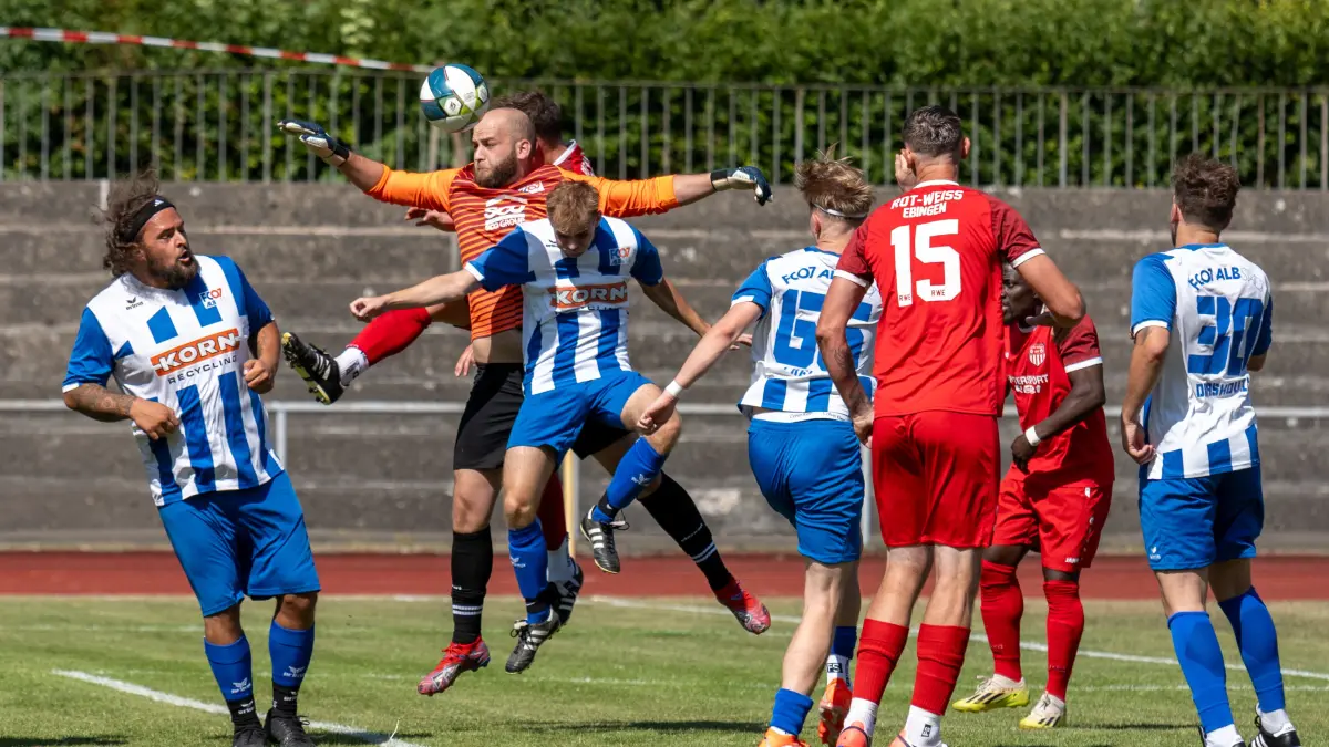 Stadtmeisterschaften Albstadt, FV RW Ebingen vs FC Albstadt II, Fussball, 25.07.2026: Mittendrin Torwart Meriund Aujaj (FCA)
Stadtmeisterschaften Albstadt, FV RW Ebingen vs FC Albstadt II, Fussball, 25.07.2026
Foto: Eibner-Pressefoto/Eky Eibner
