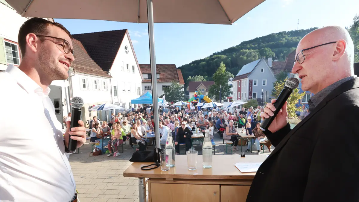Der Braunsbacher Schultes David Beck (links) im Gespräch mit Redaktionsleiter Dr. Marcus Haas.