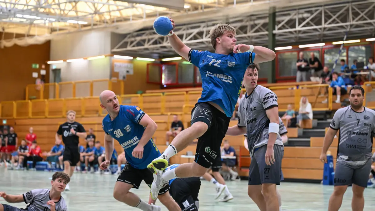 HIM Flammer Cup 2026 in Mössingen: HIM Flammer Cup 2026 in Mössingen, 25.07.2026 - Vorrunde Spvgg Mössingen - TV 1893 Neuhausen/Erms II, Janis Kromer (Mössingen, am Ball) setzt sich durch. hinten (2.vl) schaut Mannschaftskollege Lukas Sulz (Mössingen) zu. Benjamin Brodbeck (2.v.r) und Felix Haux (rechts, 7, beide Neuhausen).
Am Boden links Lukas Wester (Neuhausen)
Foto: Axel Grundler