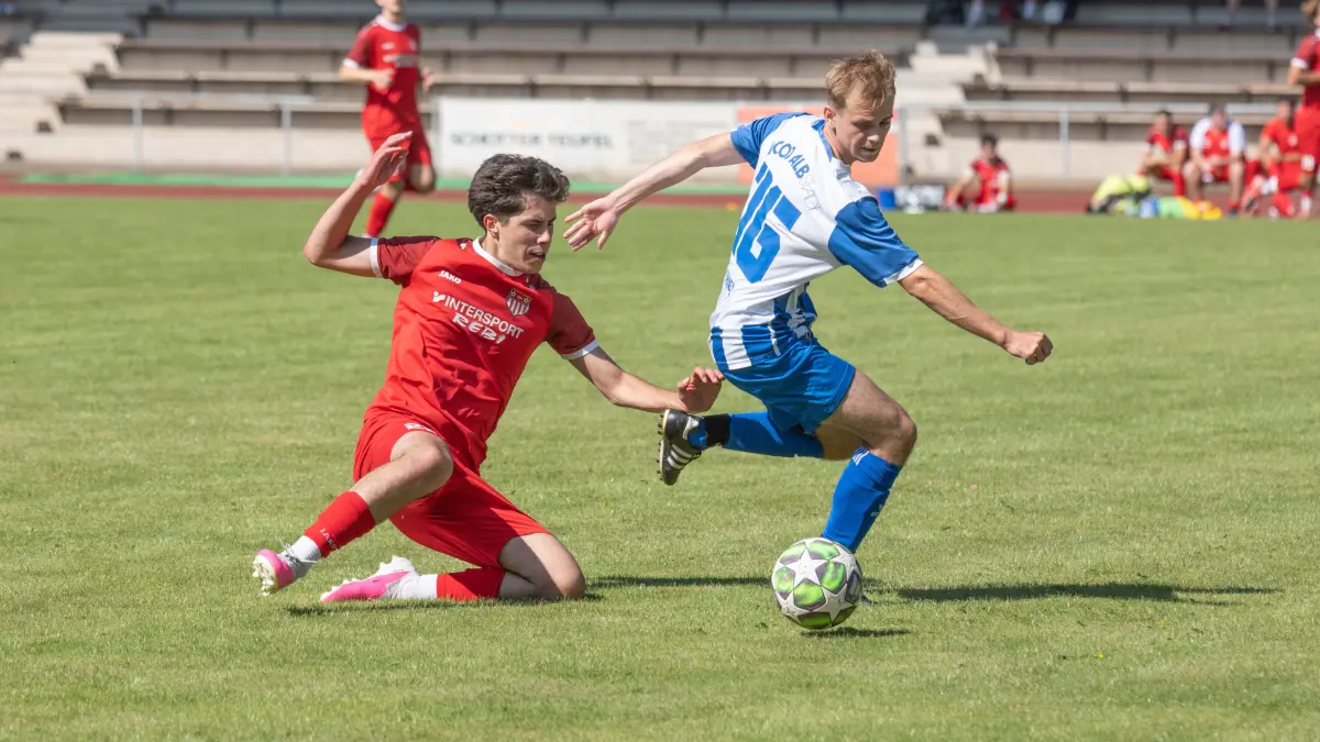Stadtmeisterschaften Albstadt, FV RW Ebingen vs FC Albstadt II, Fussball, 25.07.2026: Gabriel Dos Santos, links (FVE) versucht Tom Thiel (FCA zu stoppen
Stadtmeisterschaften Albstadt, FV RW Ebingen vs FC Albstadt II, Fussball, 25.07.2026
Foto: Eibner-Pressefoto/Eky Eibner