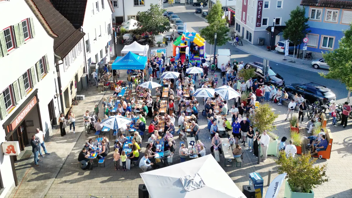 Der Braunsbacher Marktplatz ist am Donnerstagabend während „Hier sind wir zu Hause“ gut gefüllt.