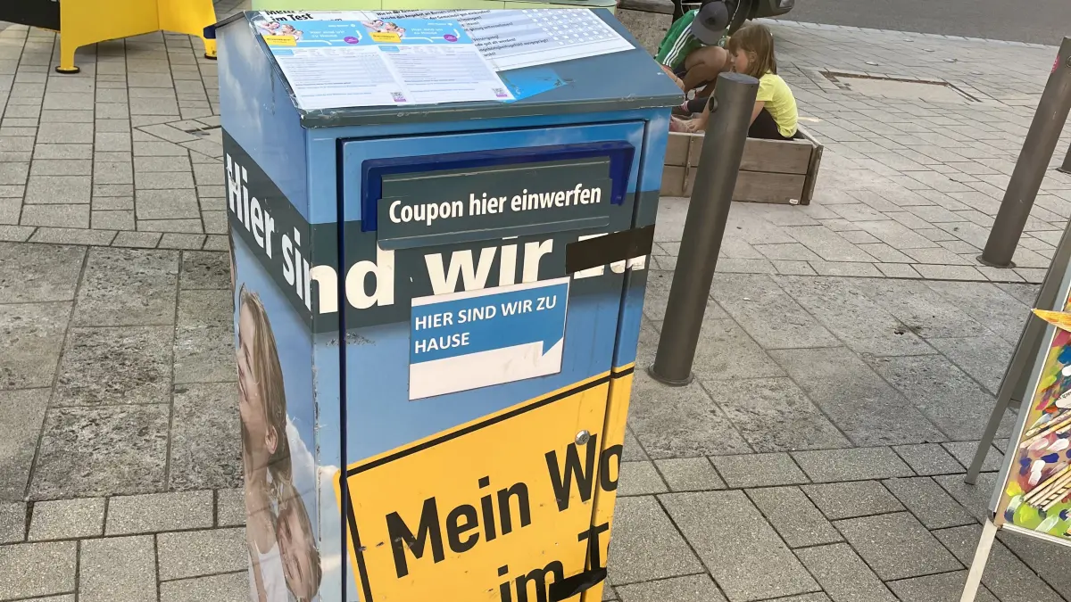 In diesen Briefkasten können Besucher vor Ort ihre Umfrage-Coupons einwerfen. Wie zufrieden sind sie insgesamt mit der Gemeinde Braunsbach? Als Durchschnittsnote auf diese Frage geben die Bürger eine 2,3.
