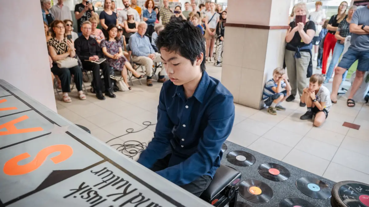 Viel Publikum hat sich am Samstagvormittag im Nonnenhaus versammelt zum ersten Konzert auf dem "public piano"