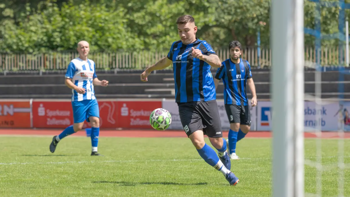 Stadtmeisterschaften Albstadt, FC Onstmettingen vs FC Albstadt II, Fussball, 25.07.2026: Christian Török (FCO) im Albstaedter Strafraum
Stadtmeisterschaften Albstadt, FV RW Ebingen vs FC Albstadt II, Fussball, 25.07.2026
Foto: Eibner-Pressefoto/Eky Eibner
Stadtmeisterschaften Albstadt, FC Onstmettingen vs FC Albstadt II, Fussball, 25.07.2026
Foto: Eibner-Pressefoto/Eky Eibner