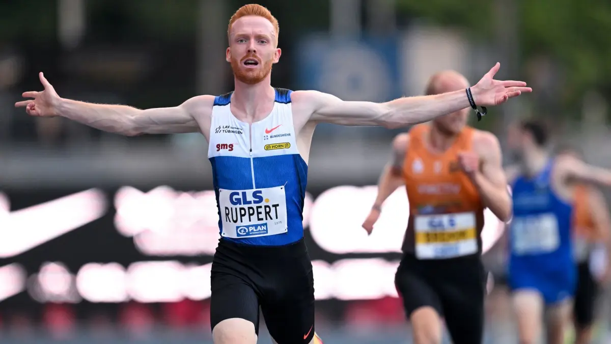Leichtathletik - Deutsche Meisterschaft: 25.07.2026, Nordrhein-Westfalen, Bochum: Leichtathletik: Deutsche Meisterschaft im Lohrheidestadion, Männer, 5.000 Meter, Finale, Frederik Ruppert überquert die Ziellinie. Foto: Sven Hoppe/dpa +++ dpa-Bildfunk +++