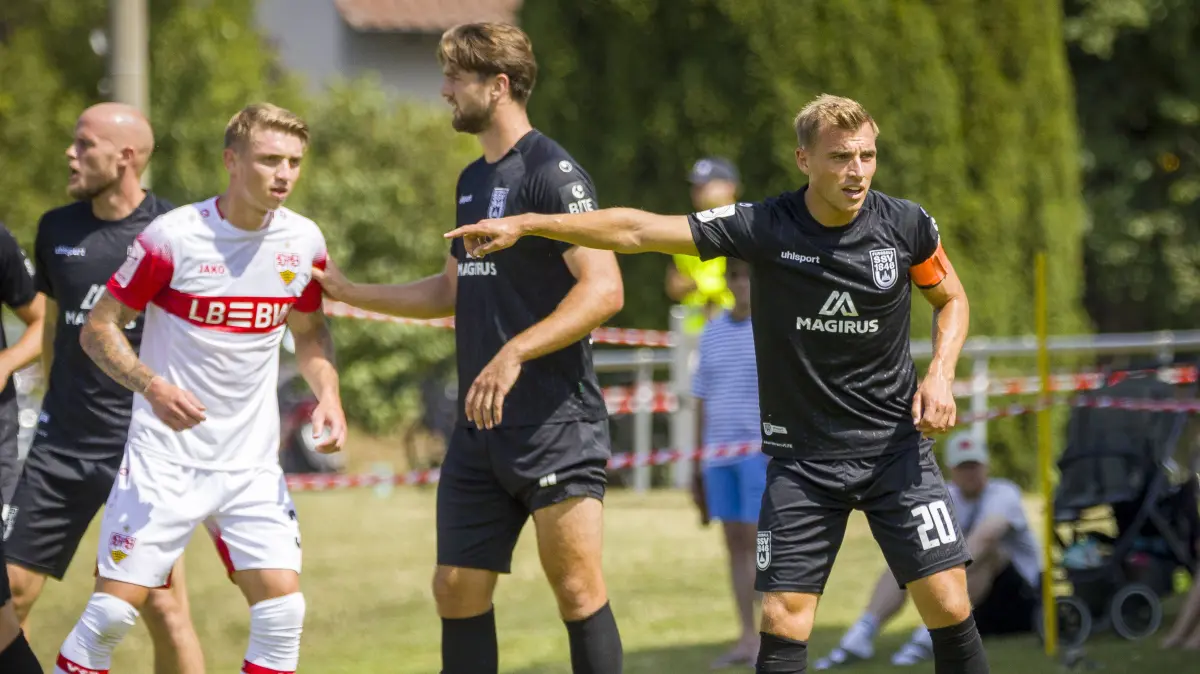 Fußball, SSV Ulm schwarz, Testspiel des Viertligisten gegen den VfB Stuttgart II in Jungingen, Alexander Kopf ist Kapitän