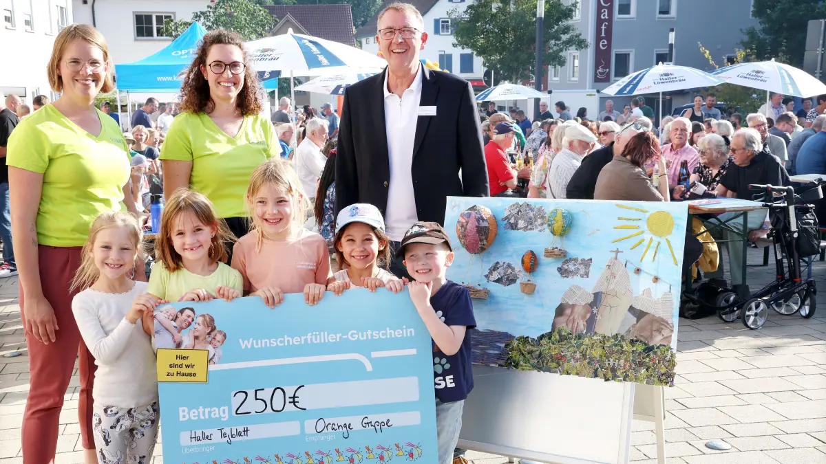 Die Kinder der orangen Gruppe sind glückliche Sieger des Malwettbewerbs. Stolz präsentieren sie ihr Kunstwerk und den Gutschein. Mit den Kindern freuen sich die beiden Kita-Leiterinnen Sophie Oberländer und Christina Bauer sowie Peer Ley, Lesermarkt-Leiter von Südwest Presse und Schwarzwälder Bote.