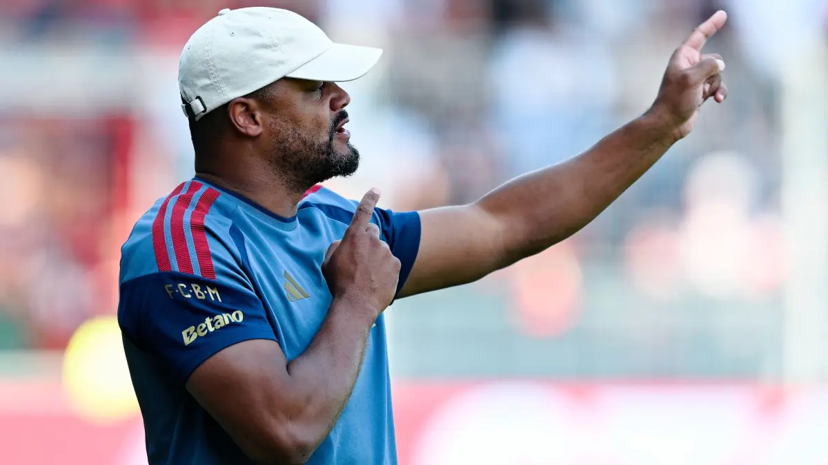 SV Wehen Wiesbaden - FC Bayern München: 25.07.2026, Hessen, Wiesbaden: Fußball: Testspiele, SV Wehen Wiesbaden - FC Bayern München, BRITA Arena. Trainer Vincent Kompany (Bayern München) gestikuliert. Foto: Uwe Anspach/dpa +++ dpa-Bildfunk +++