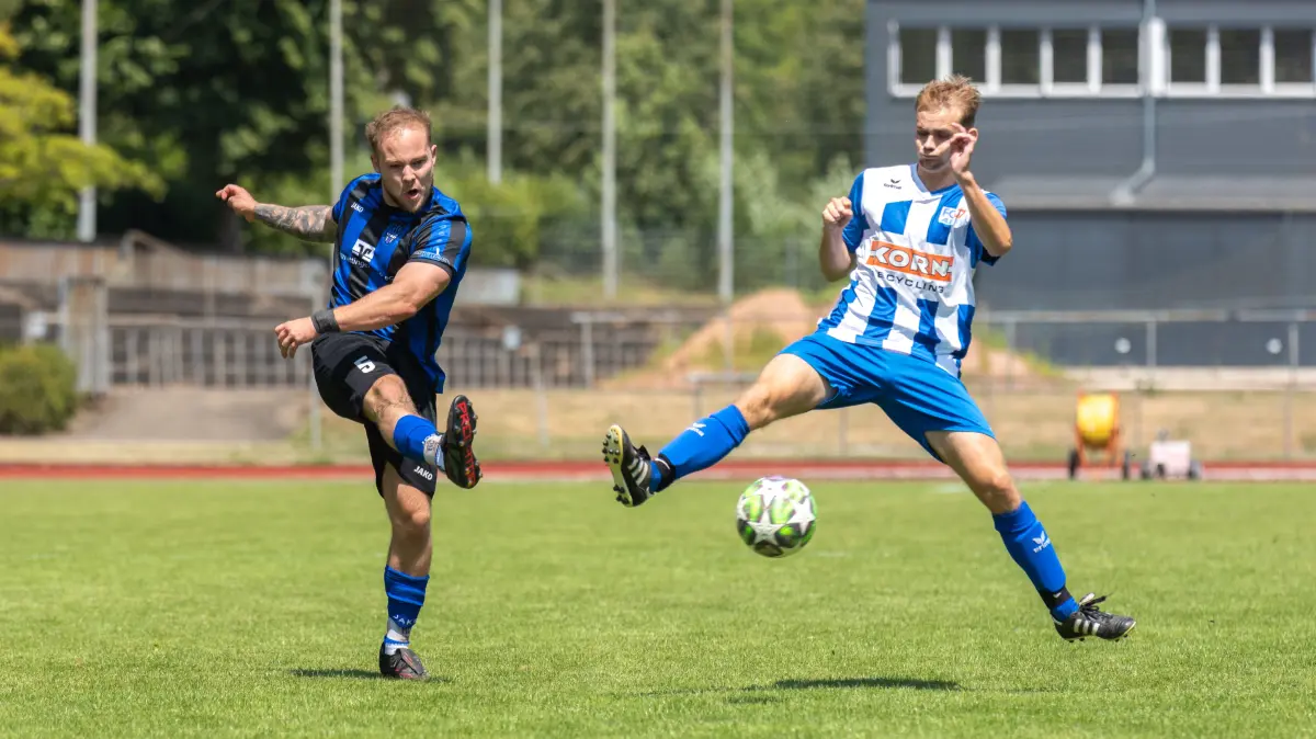 Stadtmeisterschaften Albstadt, FC Onstmettingen vs FC Albstadt II, Fussball, 25.07.2026: Fabian Cecconi, links (FCO) zieht ab. Rechts Tom Thiel (FCA)
Stadtmeisterschaften Albstadt, FV RW Ebingen vs FC Albstadt II, Fussball, 25.07.2026
Foto: Eibner-Pressefoto/Eky Eibner
Stadtmeisterschaften Albstadt, FC Onstmettingen vs FC Albstadt II, Fussball, 25.07.2026
Foto: Eibner-Pressefoto/Eky Eibner