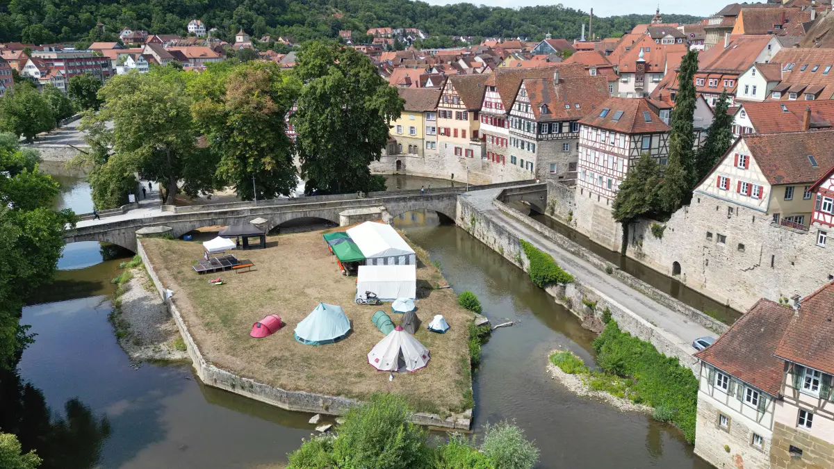 Mitten in der Stadt: Auf dem Grasbödele am Unterwöhrd haben die Aktiven des Festival for Future ihr Lager aufgeschlagen.