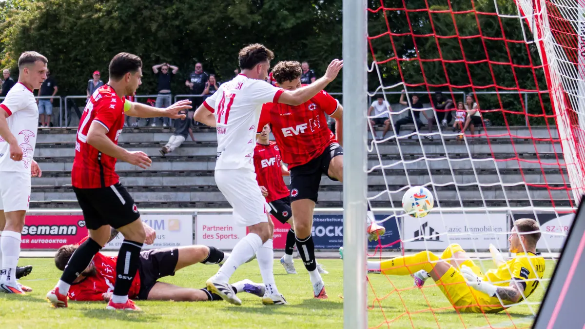 SV Fellbach vs. 1. Goeppinger SV, Fussball, WFV-Pokal, 1. Runde, Spielzeit 2026/2027, 25.07.2026,: Gino Andre PORTELLA (1. Goeppinger SV, #04) erzielt das vermeintliche 1:0, das jedoch wegen Abseits zurueckgenommen wird
SV Fellbach vs. 1. Goeppinger SV, Fussball, WFV-Pokal, 1. Runde, Spielzeit 2026/2027, 25.07.2026,
Foto: Eibner-Pressefoto/Oliver Schmidt