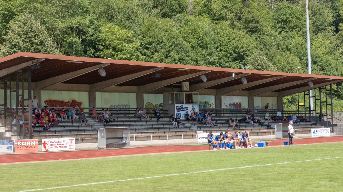 Stadtmeisterschaften Albstadt, FV RW Ebingen vs FC Albstadt II, Fussball, 25.07.2026: noch wenige Zuschauer im Stadion
Stadtmeisterschaften Albstadt, FV RW Ebingen vs FC Albstadt II, Fussball, 25.07.2026
Foto: Eibner-Pressefoto/Eky Eibner