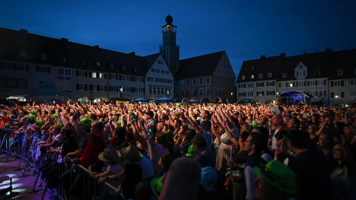 Freudenstadt 24.07.2026
Schwarzwald Air
Open-Air-Festival auf dem Marktplatz:
Uebersicht, Zuschauer, Fans machen Stimmung auf dem Marktplatz mit Rathausturm, Hauptact, DJ Oetzi mit Band
FOTO: Pressefoto ULMER / Markus Ulmer
xxNOxMODELxRELEASExx