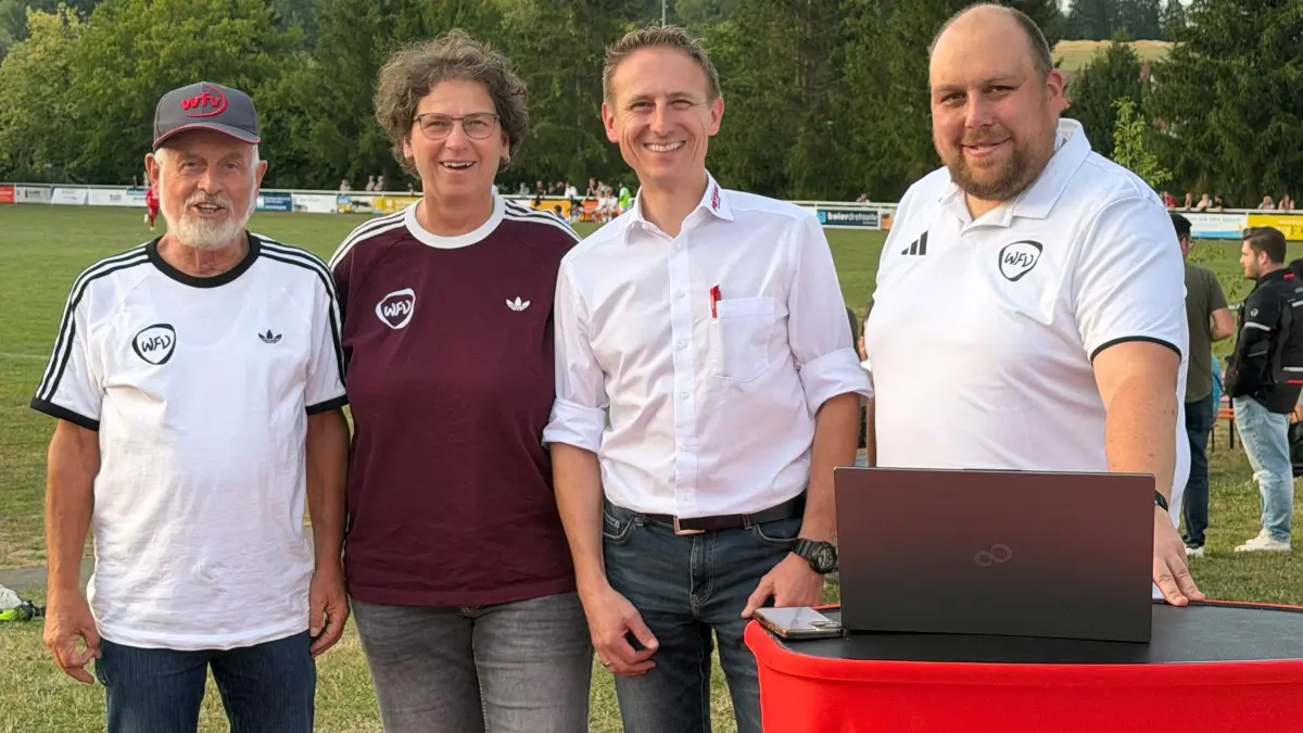 Die Pokal-Lose sind gezogen: Willi Herzog, Ulrike Goth, Bezirkspokalspielleiter Sebastian Müller (alle WFV-Bezirk Schwarzwald/Zollern) und Heiko Fetzer (Geschäftsführer Möbel Fetzer) bei der Auslosung im Rahmen des Baar-Pokals in Gunningen.