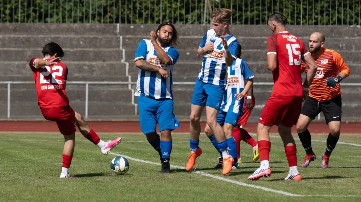 Stadtmeisterschaften Albstadt, FV RW Ebingen vs FC Albstadt II, Fussball, 25.07.2026: Gabriel Dos Santos (FVE) zieht ab, aber ohne Erfolg
Stadtmeisterschaften Albstadt, FV RW Ebingen vs FC Albstadt II, Fussball, 25.07.2026
Foto: Eibner-Pressefoto/Eky Eibner