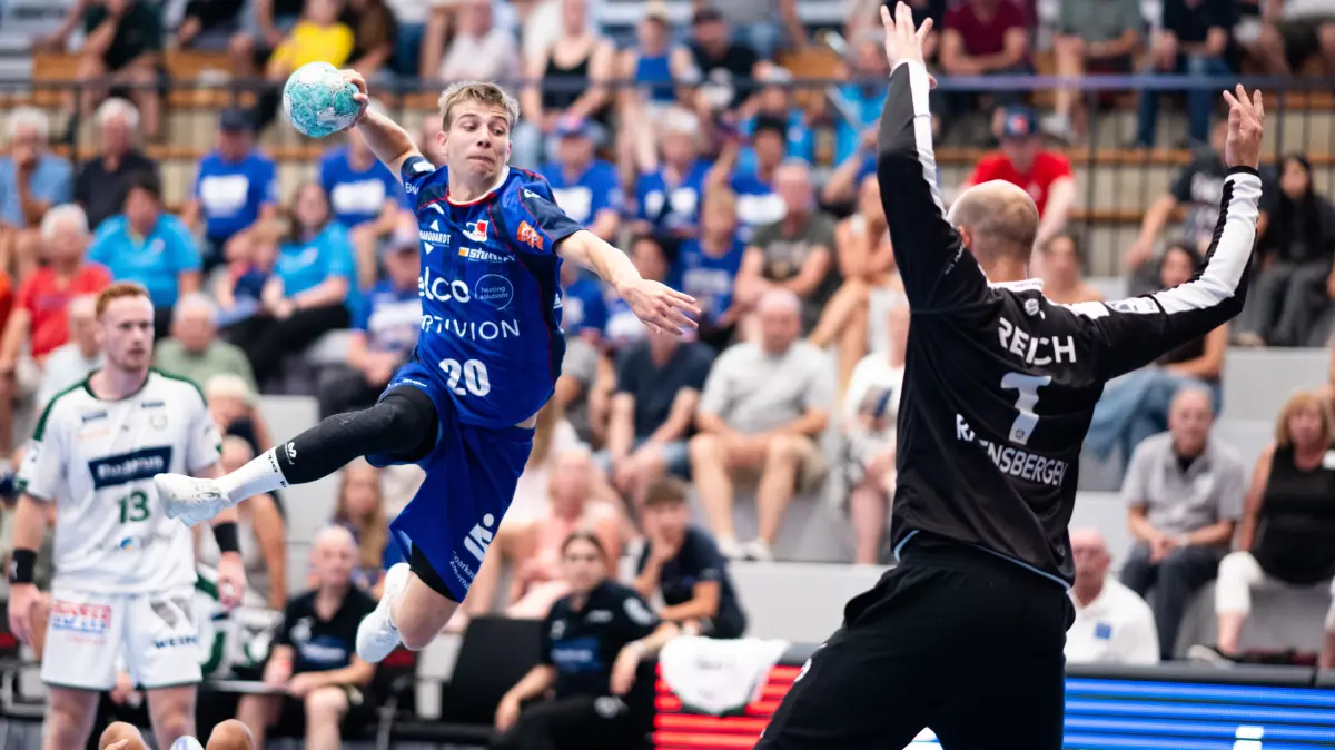 MEY Generalbau Tag des Handballs, Handball, Vorrunde, HBW Balingen Weilstetten vs. HSG Wetzlar, Saison 2026, 25.07.2026: Mischa Locher, (HBW Balingen Weilstetten, #20) Sprungwurf gegen Bart Ravensbergen (HSG Wetzlar, #01, Torhueter),
MEY Generalbau Tag des Handballs, Handball, Vorrunde, HBW Balingen Weilstetten vs. HSG Wetzlar, Saison 2026, 25.07.2026,
Eibner-Pressefoto/Andreas Ulmer