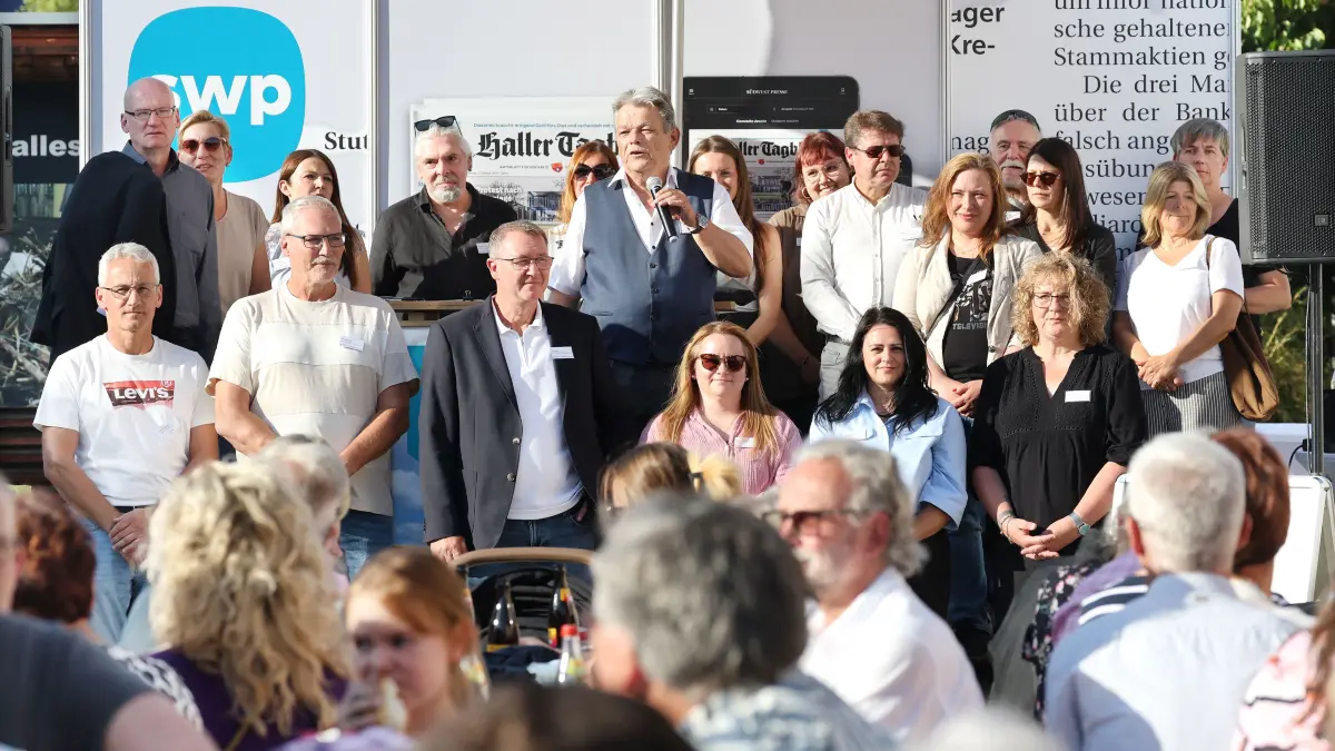 Rund 80 Mitarbeiterinnen und Mitarbeiter hat die Südwest Presse Hohenlohe (SHO). Etliche sind in Braunsbach dabei, um bei der Organisation zu helfen oder Informationen für die Berichterstattung zu sammeln. Moderator Harald Grüsser bittet das SHO-Team auf die Bühne.