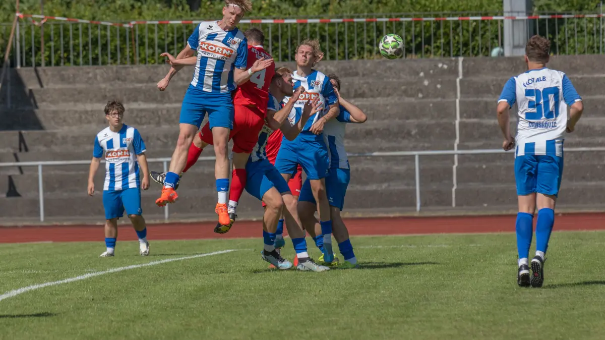 Stadtmeisterschaften Albstadt, FV RW Ebingen vs FC Albstadt II, Fussball, 25.07.2026: Kopfball im Albstaedter Strafraum
Stadtmeisterschaften Albstadt, FV RW Ebingen vs FC Albstadt II, Fussball, 25.07.2026
Foto: Eibner-Pressefoto/Eky Eibner