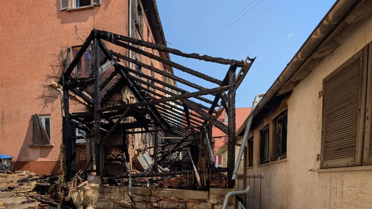 Das Brandhaus in der Rottenburger Altstadt am Sonntagmittag.