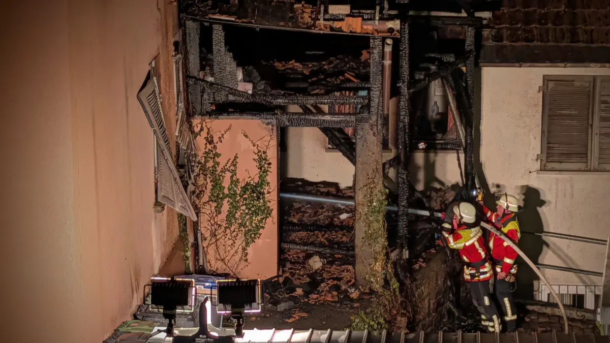 Aus verschiedenen Richtungen löschten die Einsatzkräfte das Feuer in der Rottenburger Altstadt.