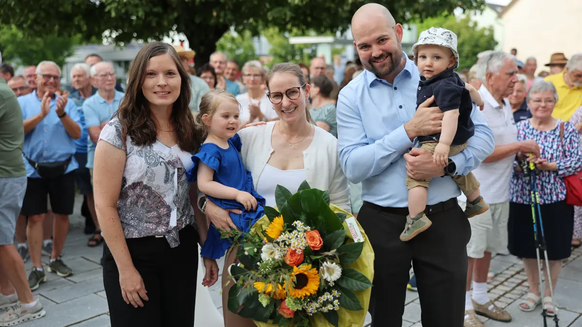 Petra Bäuerle, erste stellvertretende Bürgermeisterin, mit Erich Knobloch und dessen Familie.