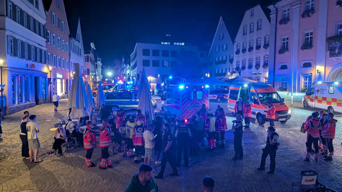 In der Königstraße und auf dem Rottenburger Marktplatz rückte die Feuerwehr am frühen Sonntagmorgen mit einem Großaufgebot an.