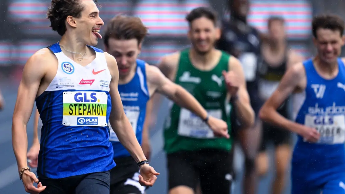Leichtathletik - Deutsche Meisterschaft: 26.07.2026, Nordrhein-Westfalen, Bochum: Leichtathletik: Deutsche Meisterschaft im Lohrheidestadion, Männer, 800 Meter, Finale, Alexander Stepanov (l) überquert die Ziellinie. Foto: Sven Hoppe/dpa +++ dpa-Bildfunk +++