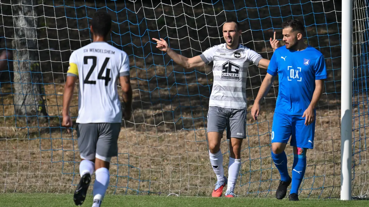 Pfaffenbergpokal Finale 2026 - SGM Altingen/Entringen - SV Wendelsheim: Pfaffenbergpokal Finale 2026 - SGM Altingen/Entringen - SV Wendelsheim, 26.07.2026 - Robin Geiger (Mitte, Wendelsheim) bejubelt das 1:0 - links eilt Lukas Pöppel (Wendelsheim) heran - rechts Arif Özgül (SGM Altingen/Entringen)
Foto: Axel Grundler