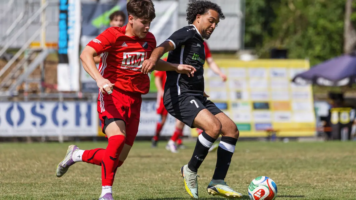 GZ-Pokal 2026: GZ-Pokal 2026; FTSV Kuchen - SC Geislingen II;
Spieltag 2, Spiel 4;
Lorenz Pjetraj (FTSV Kuchen, #6) und Abdallah Abdirazak (SC Geislingen, #7);
25.07.2026; Wiesensteig.
Foto: Thomas Madel