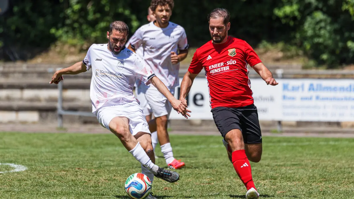 GZ-Pokal 2026: GZ-Pokal 2026; SV Westerheim - TV Altenstadt;
Spieltag 2, Spiel 2;
Yasin Ceküc (TV Altenstadt, #3) und Lucien Sterr (SV Westerheim, #6);
25.07.2026; Wiesensteig.
Foto: Thomas Madel