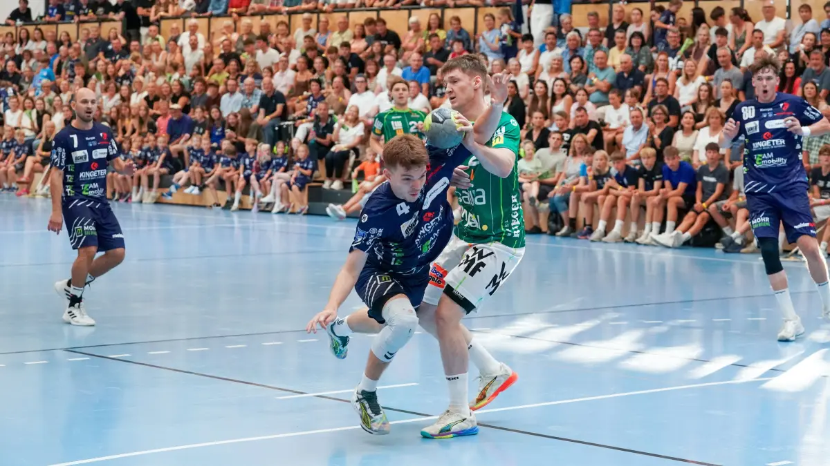 TSV Heiningen 1892 - Frisch Auf! Göppingen: TSV Heiningen 1892 - Frisch Auf! Göppingen
Oskar Neudeck (2) stoppt Neuzugang Johannes Reinelt (4) siebenmeterreif.