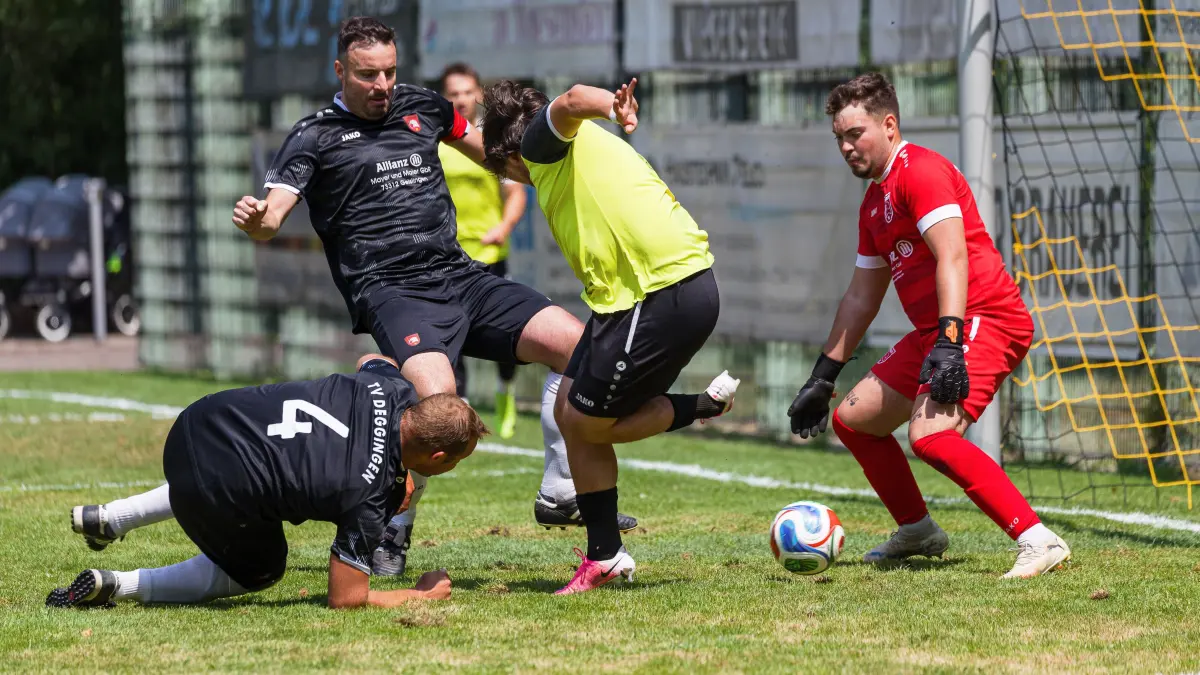 GZ-Pokal 2026: GZ-Pokal 2026; TSV Obere Fils - TV Deggingen II;
Spieltag 3, Spiel 2;
Maurice Chambre (TSV Obere Fils) erzielt mit der Hacke den Treffer zum 1:0 für den TSV Obere Fils;
26.07.2026; Wiesensteig.
Foto: Thomas Madel