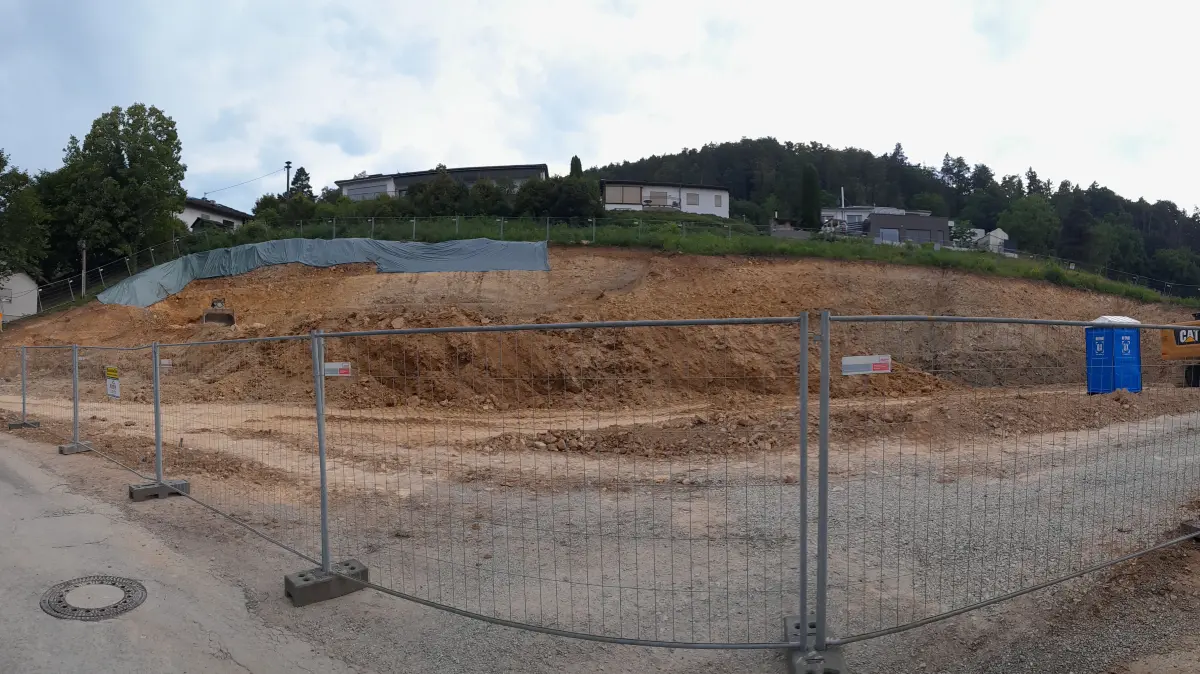 Gefährliche Hanglage am Knieacker in Dettingen: Direkt unter den bestehenden Wohnhäusern der Anwohner wurden massive Abgrabungen vorgenommen. Die freigelegten Erdmassen sind ungesichert und durch freigelegte Wasseradern stark durchnässt. Eine provisorische Schutzplane (oben links) deckt nur einen Bruchteil der gefährdeten Böschung ab.