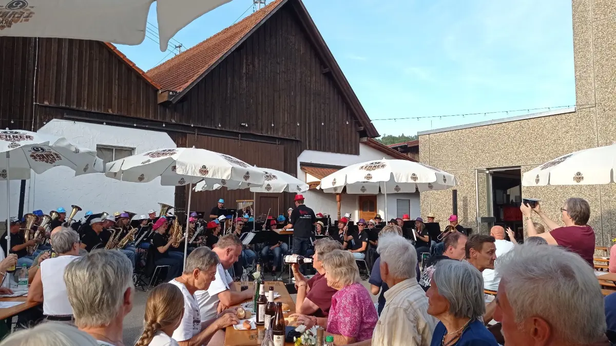 Die Musikanten unter der Leitung von Stefan Bisinger haben ein buntes Potpourri von Musikstilen gespielt: vom Bozner Bergsteigermarsch über die Bodenseepolka bis zu Kulthits aus den 80er-Jahren und Evergreens von Udo Jürgens, Abba oder den Beatles.