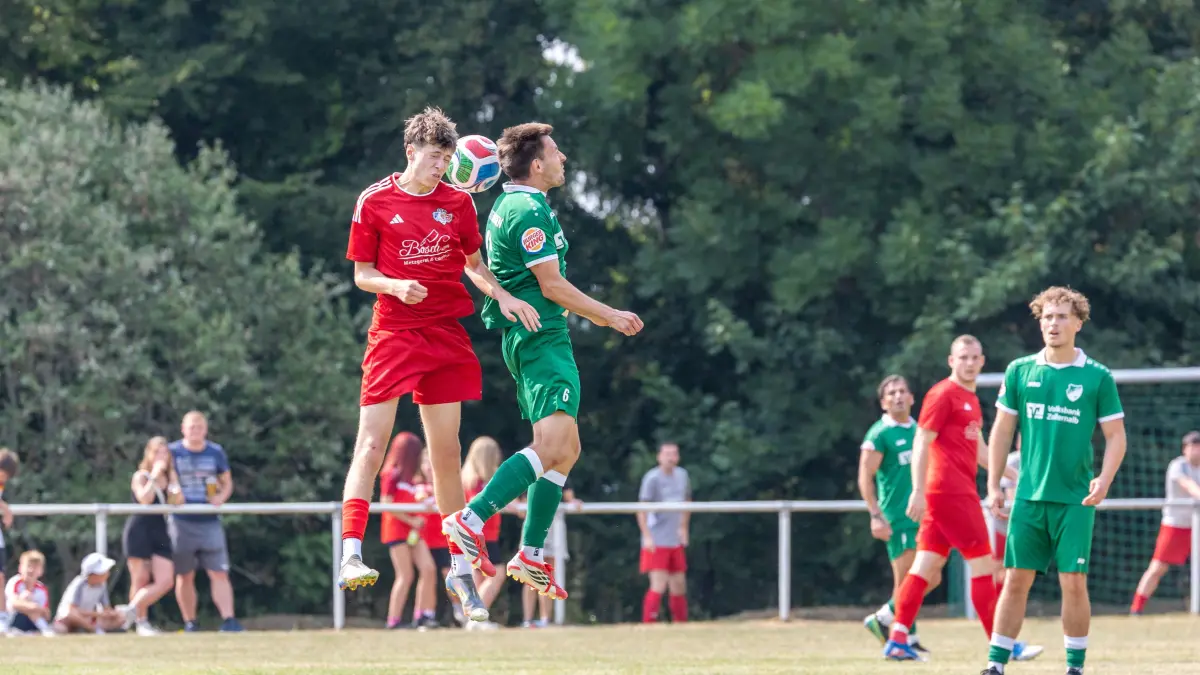 SGM Heinstetten/Hartheim/Unterdigisheim - FC Winterlingen, Fussball DB Regio WVF-Pokal, Finale, Saison 2026/2027, 26.07.26: Kopfball Joshua Scherer (SGM Heinstetten/Hartheim/Unterdigisheim, #02) und Jan Patrick Bihler (FC Winterlingen, #06)
SGM Heinstetten/Hartheim/Unterdigisheim - FC Winterlingen, Fussball DB Regio WVF-Pokal, Finale, Saison 2026/2027, 26.07.26
Foto: Eibner-Pressefoto/Jäger Kirsten
