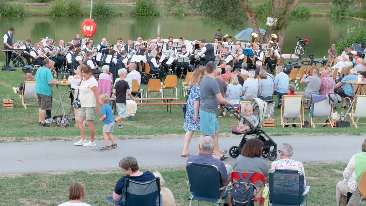 Entspannte Stimmung beim Serenaden-Abend mit dem Musikverein am Rangendinger Stausee.