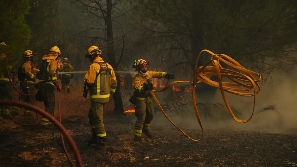 Brände in Spanien: 26.07.2026, Spanien, San Martín de Valdeiglesias: Feuerwehrleute bekämpfen einen Waldbrand. Spanien kämpft gegen zahlreiche Waldbrände. Wegen der schweren Feuer rief die Regierung für die Umgebung der Hauptstadt Madrid sowie für die Region Ávila den Notstand aus. Foto: Manu Fernandez/AP/dpa +++ dpa-Bildfunk +++