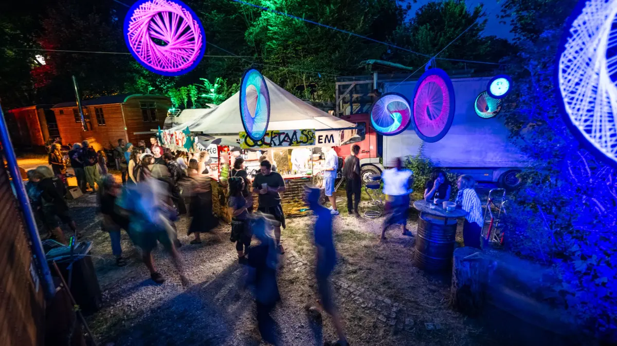 Kulturtage in der Wagenburg in Tübingen: Stimmungsvolle Beleuchtung auf dem Gelände zwischen den Trucks und Bauwagen.